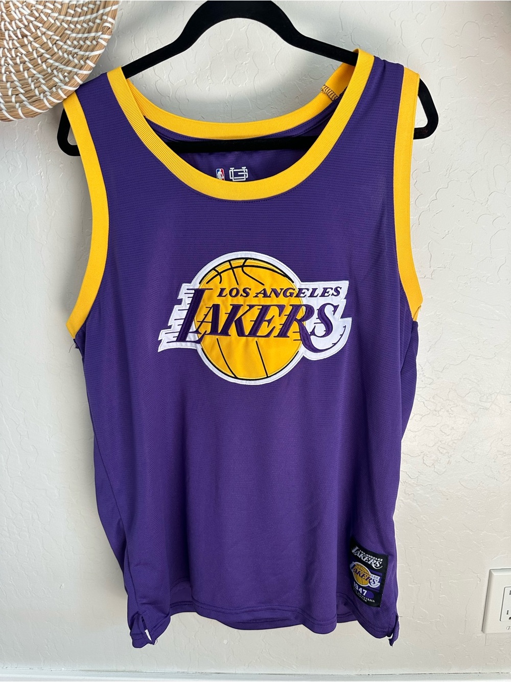 Los Angeles Lakers LeBron James Basketball Jersey. Size Large